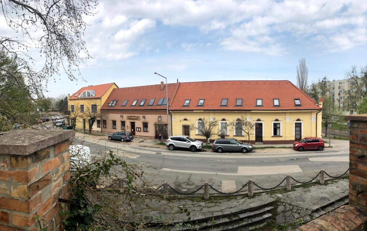 Varalja Vendeghaz Тата Екстер'єр фото