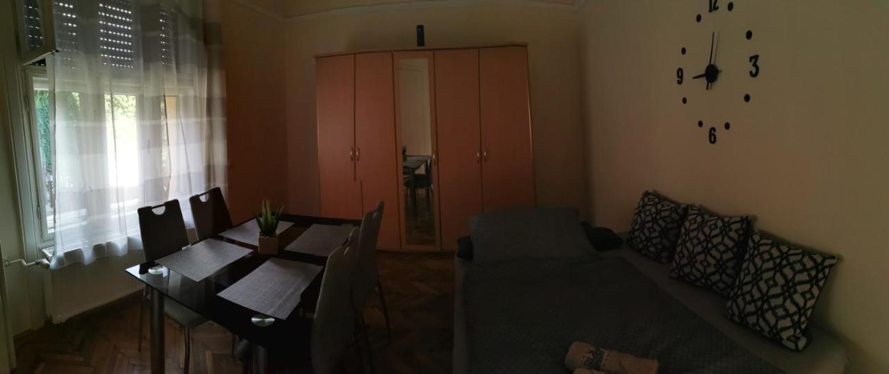 Varalja Vendeghaz Тата Екстер'єр фото