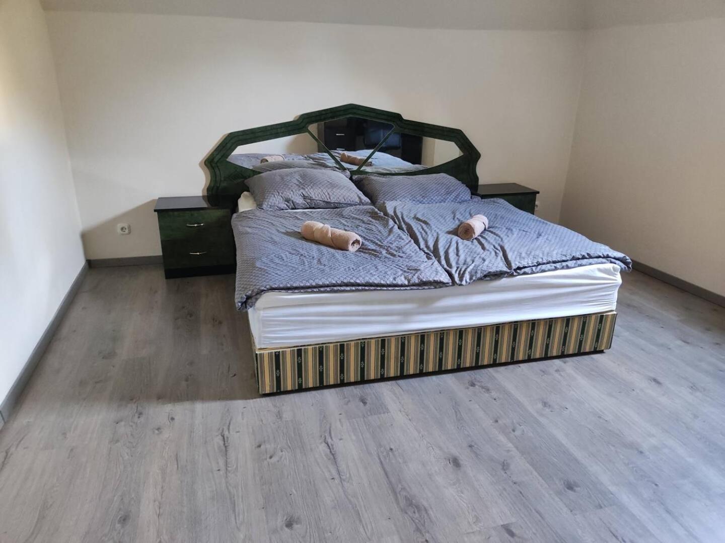 Varalja Vendeghaz Тата Екстер'єр фото