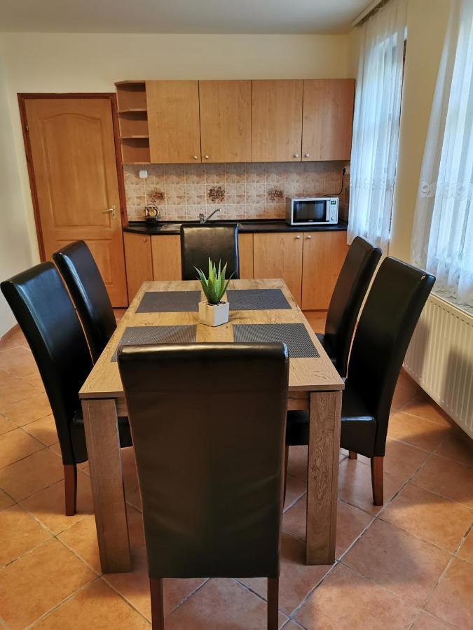 Varalja Vendeghaz Тата Екстер'єр фото