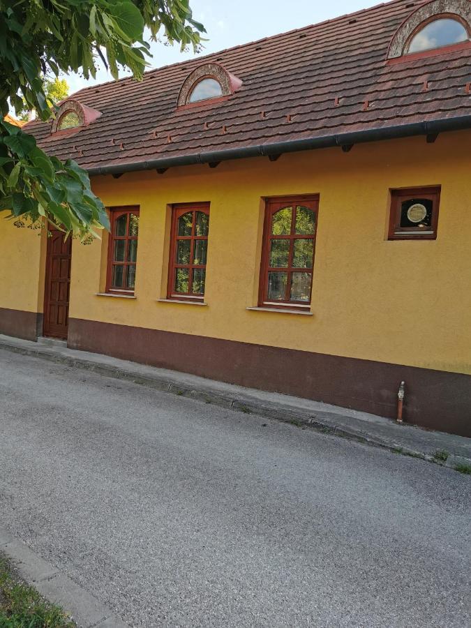 Varalja Vendeghaz Тата Екстер'єр фото