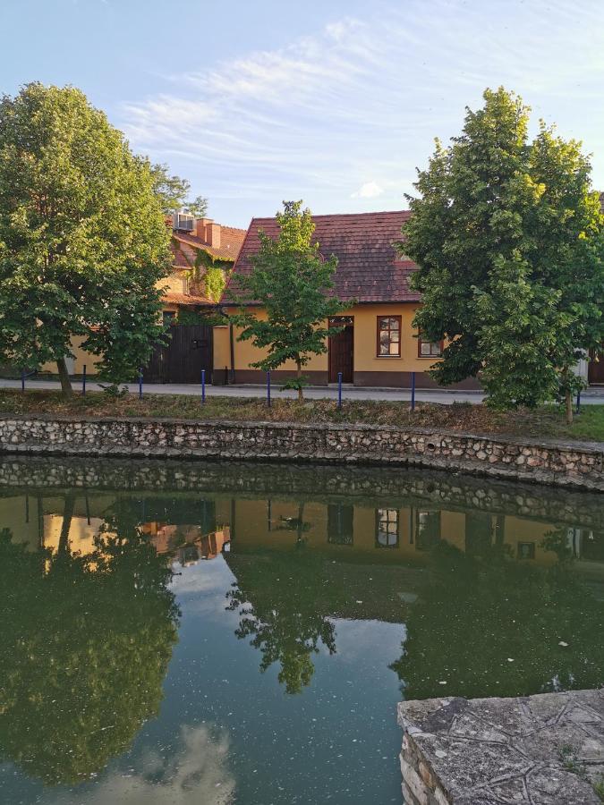 Varalja Vendeghaz Тата Екстер'єр фото